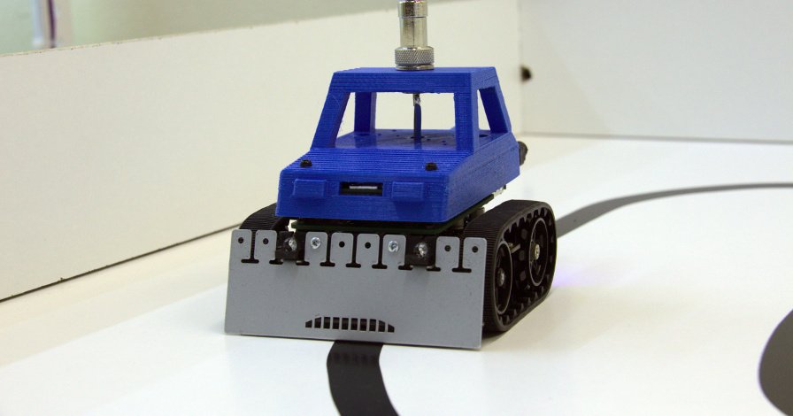 Robot Arduino Visual pada trek dengan penanda hitam.
