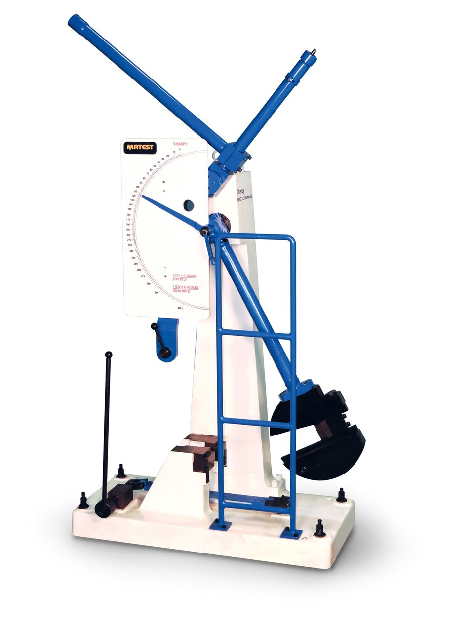 Máquina de ensayo de impacto Charpy con el brazo del péndulo elevado y una escala de energía a su lado.
