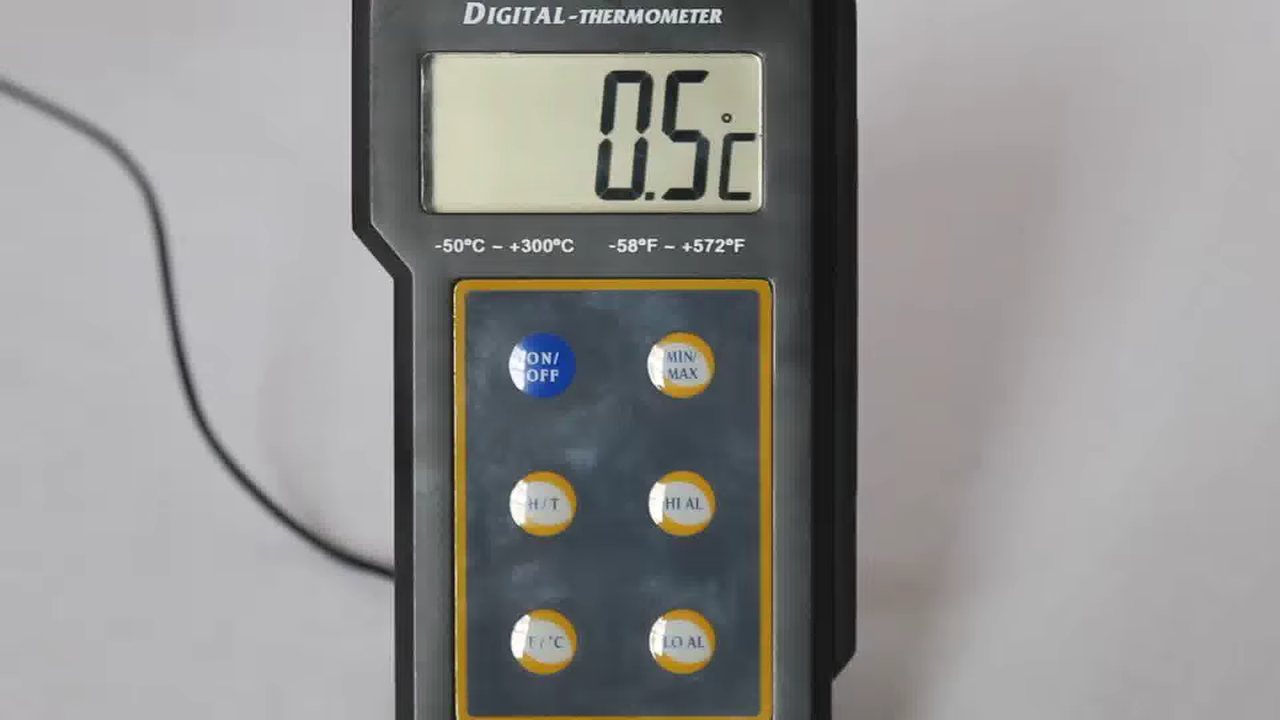 A real frame of the digital thermometer at 5 seconds, showing a reading of 0.5 degrees Celsius.