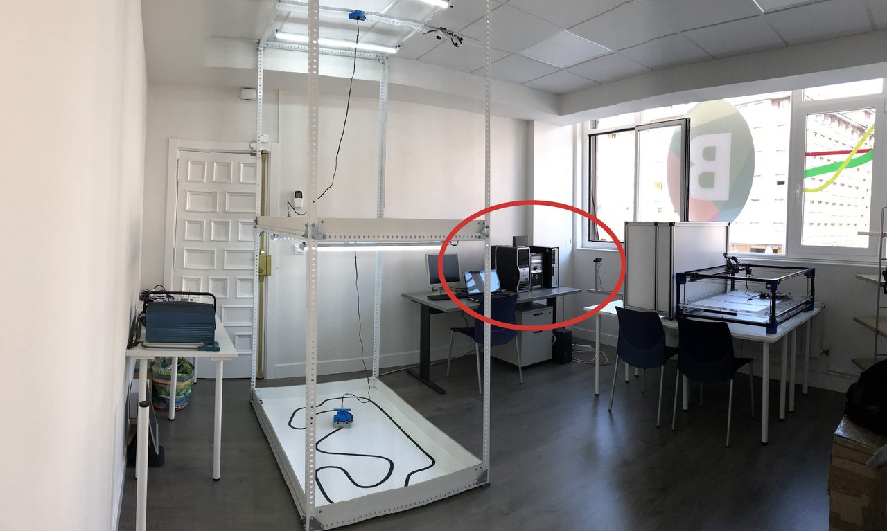 Laborategi bat, leihoetatik gertu dagoen mahai baten gainean ordenagailuak dituena. Zirkulu gorri batek ikertuko dugun ordenagailuen eremua markatzen du.