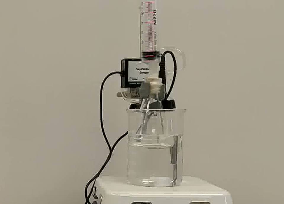Captura recortada del laboratorio remoto de Gay-Lussac con la jeringa, el recipiente de gas y la placa calefactora.