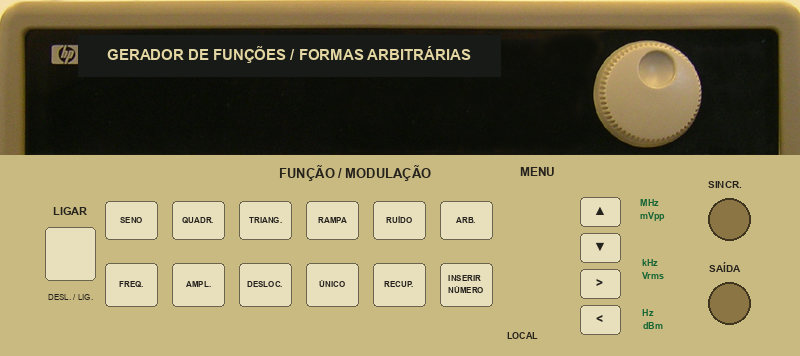 Painel frontal de um gerador de funções com mostrador de frequência, controles de forma de onda, teclado numérico, seletor de ajuste e conector de saída, todos identificados em português.