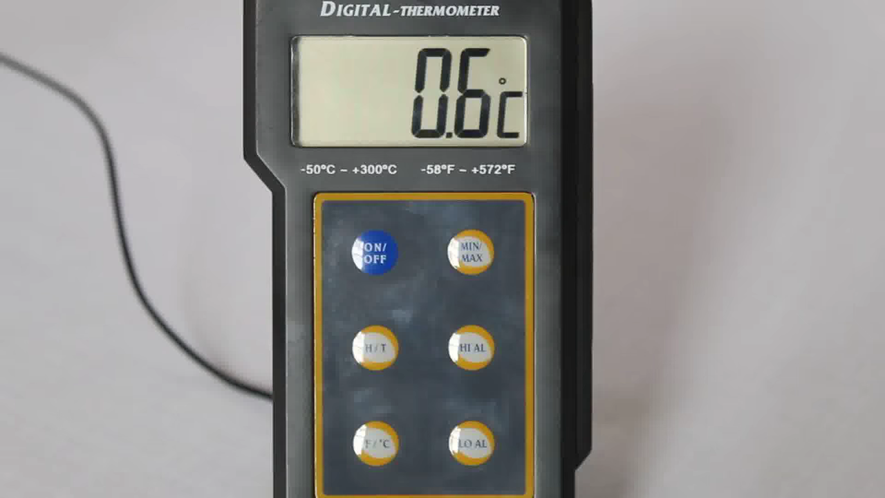 Imagem real do termômetro digital aos 25 segundos, com uma leitura de 0,6 grau Celsius.